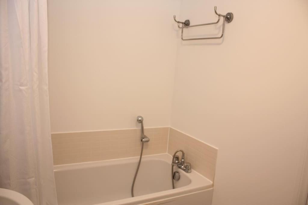 2 Bed 2 Bath Apartment & Parking - Lgw 10Min Drive クローリー エクステリア 写真
